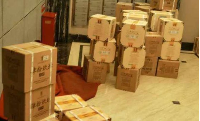 南京一居民在家存放1000多箱高度白酒，这种做法安全吗？