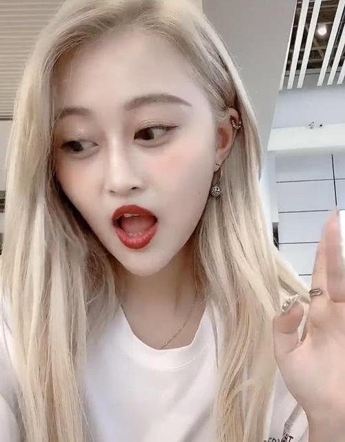 孙侨潞去世八个月，妈妈晒女儿海量童年照，此举有何深意？