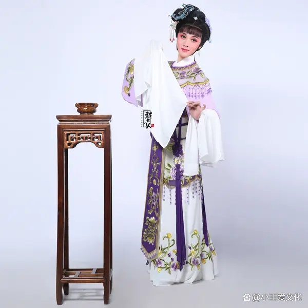 生旦净末丑中，哪个行当是专门扮演女性角色的？