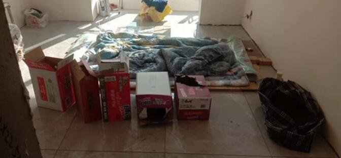 上海装修工人滞留崇明封控小区，一根萝卜吃两顿，他们的生活有多艰苦？