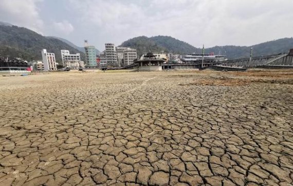 日月潭潭底龟裂成块状是真的吗？