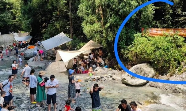 彭州男子紧抱儿子被山洪冲走，视频拍摄者发声，我们可以读出哪些信息？