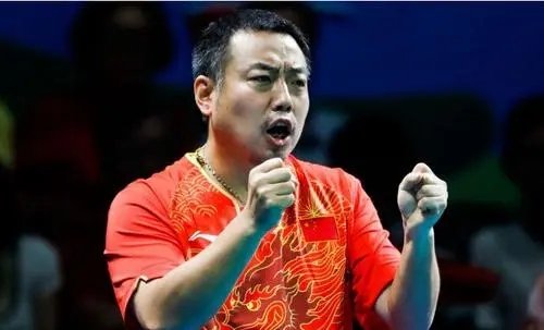 孙颖莎机场被拦求合影，刘国梁化身“保镖”护体，你如何看点他的举动？