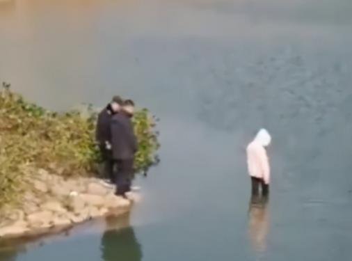 河北一老人含泪跳河，挥手拒绝救助，老人为什么要这么做？