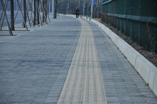 莫敷衍！盲道为绕开井盖穿过公交站牌，应该怎样为民众做实事？