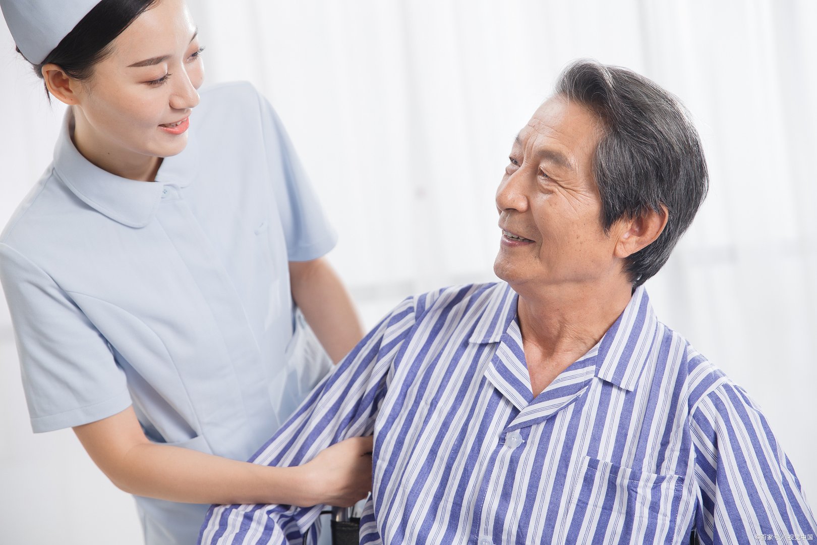 我回去陪生病的老爸，可他越来越难相处怎么办呢？