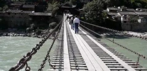 四川一游客从泸定桥坠入大渡河，造成此悲剧的原因是什么？