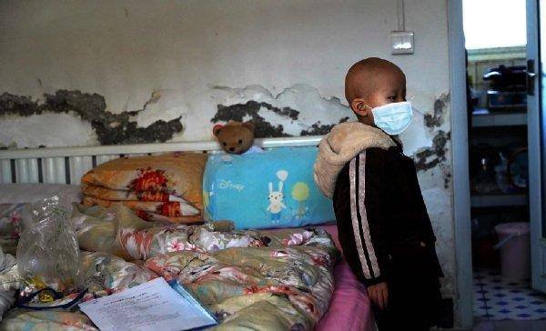 安徽男童抗癌4年为保命肚子上排便已2年，目前男童的治疗情况如何？