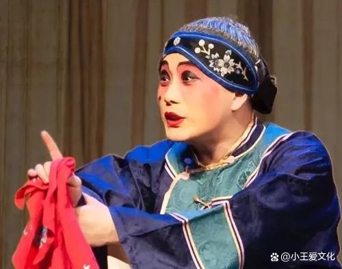 生旦净末丑中，哪个行当是专门扮演女性角色的？