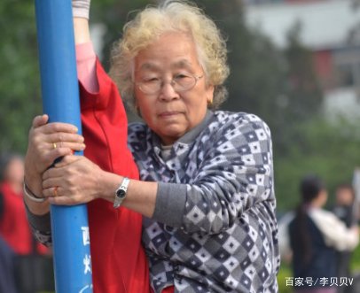 68岁老太网恋奔现失败被拉黑,老年人就不能有甜甜的恋爱吗?