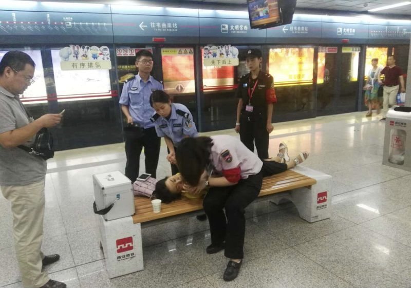 西安地铁一女孩晕倒众人救助被疑作秀，拍摄者对此有何回应？