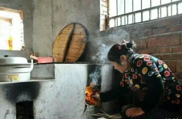中国近一成家庭用柴草煮饭，这一数据说明了什么？