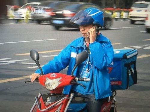 物业锁外卖小哥车称“人民的权力”，这是谁给的权力？