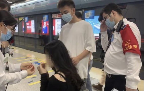 西安地铁一女孩晕倒众人救助被疑作秀，拍摄者对此有何回应？