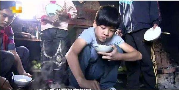 《变形计》最惨农村男孩，“抢”了主角风头，监狱看完父亲不久后怎样了？