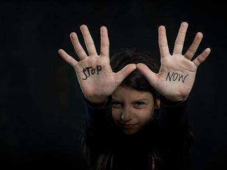 虎爸暴打儿子录视频发班级群，为何打人还觉得自豪？