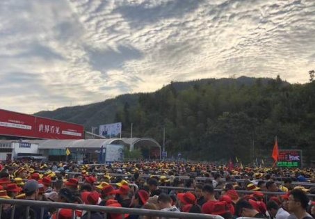 黄山景区游客爬一半进退两难,为何让人哭笑不得?