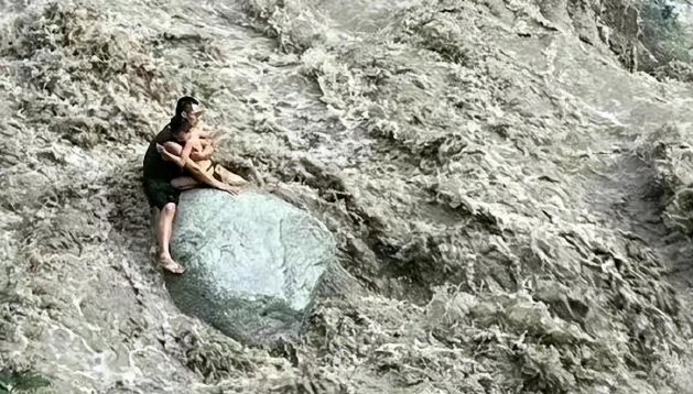 彭州男子紧抱儿子被山洪冲走，视频拍摄者发声，我们可以读出哪些信息？