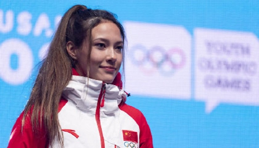 黄觉晒谷爱凌签名棒球帽,两人曾有过哪些合作?