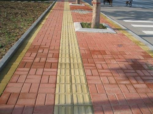 莫敷衍！盲道为绕开井盖穿过公交站牌，应该怎样为民众做实事？