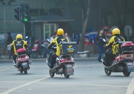 物业锁外卖小哥车称“人民的权力”，这是谁给的权力？