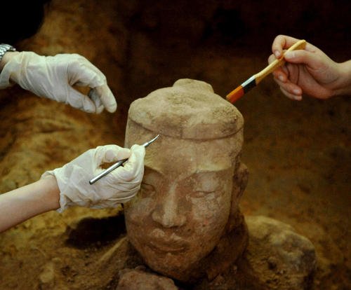 东杰与几个村里大叔一起，从事挖墓行业十多年，这个工作有多辛苦？