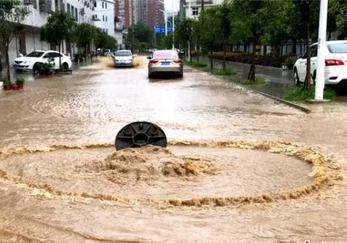 重庆暴雨：出租车在齐腰积水中漂浮，城市为何会出现内涝？