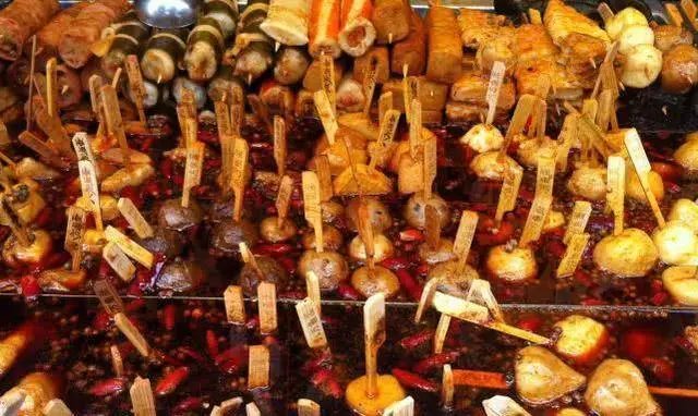 东北一串店禁玩手机每人低消10串，这种行为是否侵犯了消费者的权益？