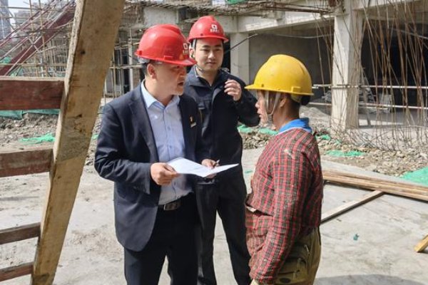 河南一女子被欠薪，跪在混凝土中求给钱，她为何不求助官方？