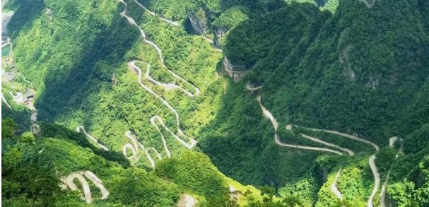 张家界坠亡女骑手遗体还乡，数百人守候迎接！如何防范类似悲剧的发生？