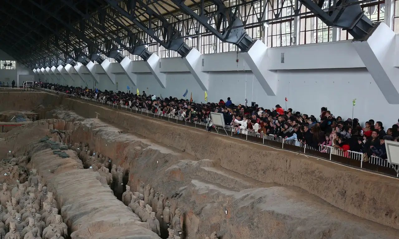 五一假第1天兵马俑景区俑比游客多，疫情对旅游业的影响有多大？