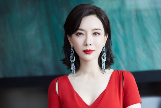 陈数的身材和气质都绝佳，风韵犹存的女人味让人着迷，她算得上绝色美女吗？