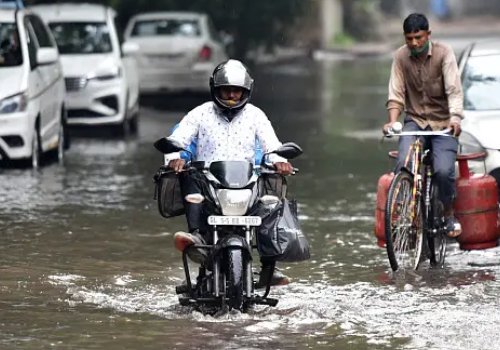 重庆暴雨：出租车在齐腰积水中漂浮，城市为何会出现内涝？