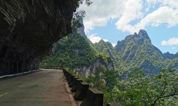 张家界坠亡女骑手遗体还乡，数百人守候迎接！如何防范类似悲剧的发生？