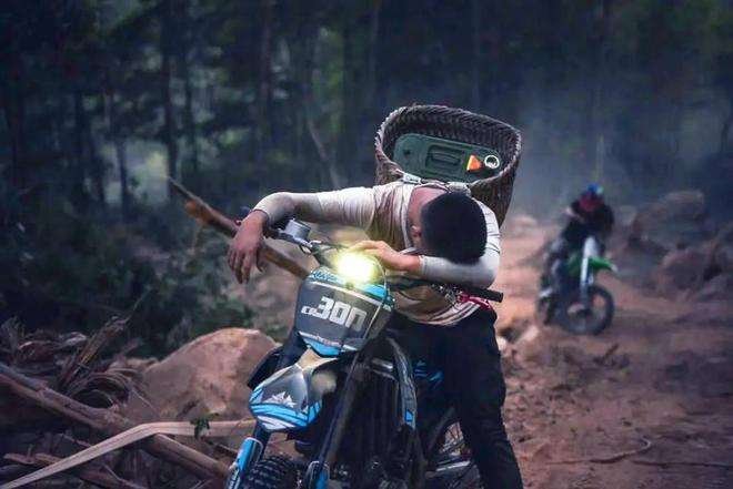 重庆摩托志愿者上山送物资因未佩戴头盔被罚？他究竟是为何被罚的？