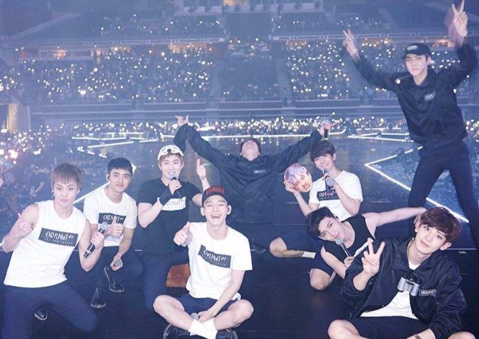 张艺兴和边伯贤逛街,俩人关系很好吗?