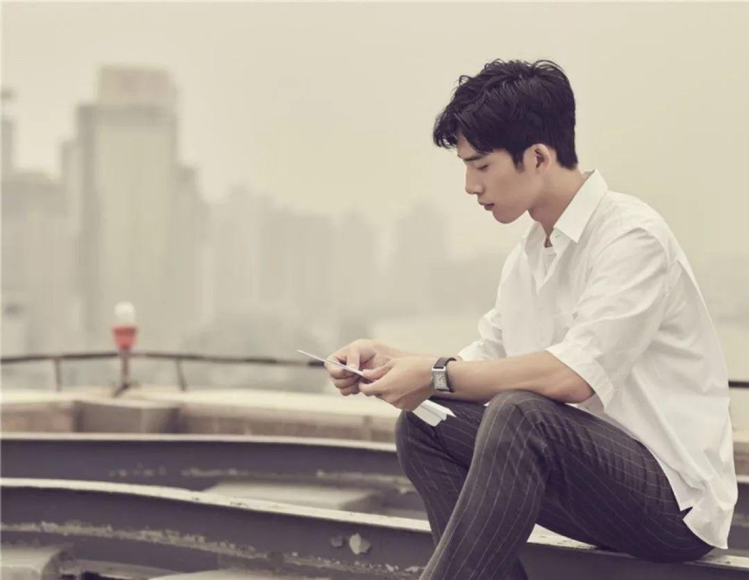 李荣浩晒寸头照片，称衣服是井柏然送的，他们之间的关系如何？