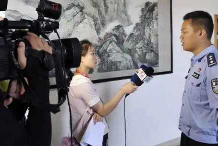 交警高速赶猪!广东惠州40多头猪大闹高速，究竟是什么情况？