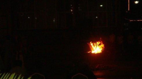 在火堆旁怎么可能感受不到热呢