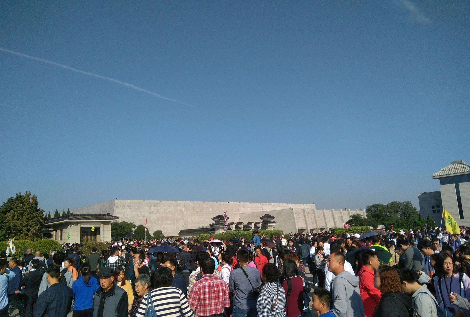 五一假第1天兵马俑景区俑比游客多，疫情对旅游业的影响有多大？