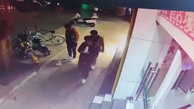 无锡一不牵狗绳男子猛追小猫狠踩数次，他为何会这么做？