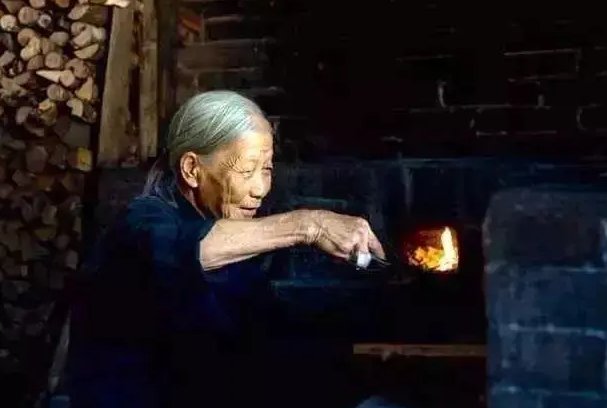 中国近一成家庭用柴草煮饭，这一数据说明了什么？