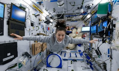 王亚平给叶光富理发，还需要翟志刚在旁边配合，在太空理发有多么困难？