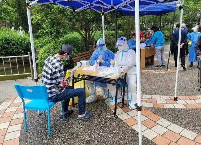 上海普陀一核酸点被砸，涉事男子被处罚，这名男子到底因何闹事？