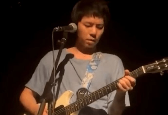 哈尔滨一乐队演出被台下一包烟砸到脸上，事情经过是怎样的呢？