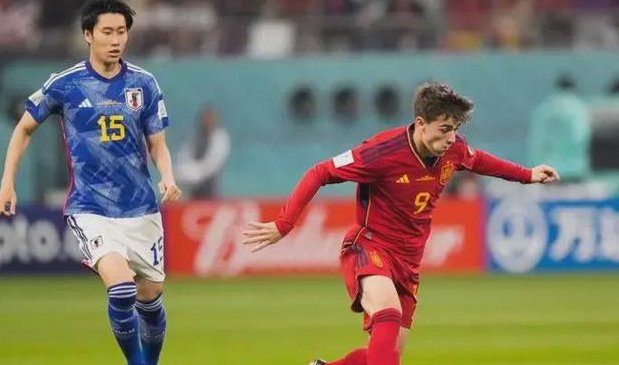 世界杯赛场：日本2-1反超西班牙，日本第二球是否有效？