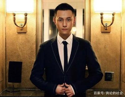 网友网吧偶遇秦俊杰,跟好友一起打游戏,明星也会去网吧吗?