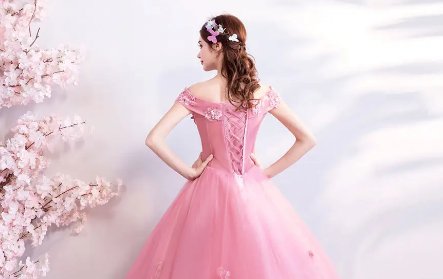 引热议！新娘穿自己设计全粉婚纱结婚，在网上引起了怎样的争议？