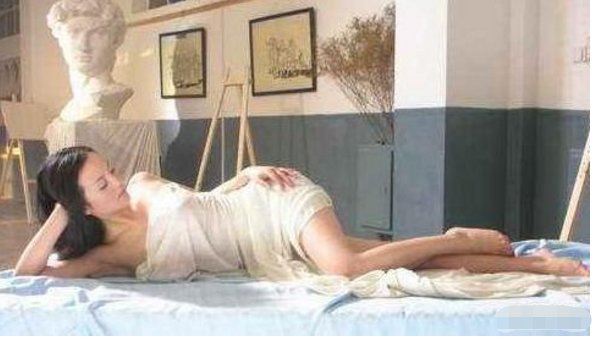 “人体模特”汤加丽，一天内被搜索10万次，她的父亲是怎么表示的？