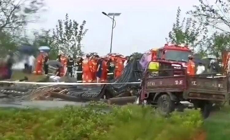 浙江一凉亭因暴雨倒塌，4名避雨群众遇难，雨天在亭子里躲雨还安全吗？